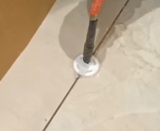 爱辉瓷砖空鼓维修公司专业解答瓷砖在铺贴过程中，如果没有涂抹均匀到位的粘结材料（如水泥砂浆或瓷砖胶），可能会导致以下问题