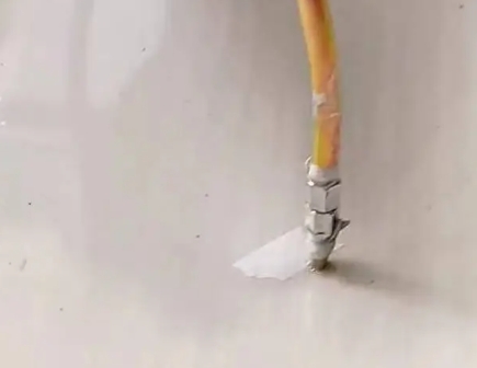 爱辉瓷砖空鼓维修公司专业解答在瓷砖铺贴过程中，如果使用的砂料过粗（如全部使用了粗砂），可能会导致以下问题