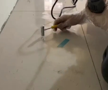 爱辉瓷砖开裂维修公司专业分享瓷砖在铺贴前如果没有沥干水分，将会导致以下问题