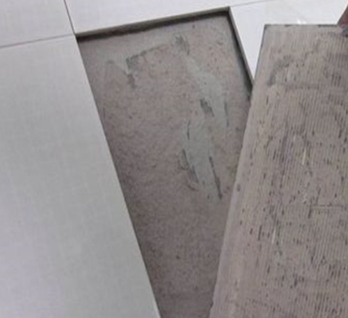 爱辉瓷砖空鼓维修公司分享瓷砖铺贴时如果打浆（即涂抹在瓷砖背面和基层上的砂浆或瓷砖胶）过少，会带来以下问题